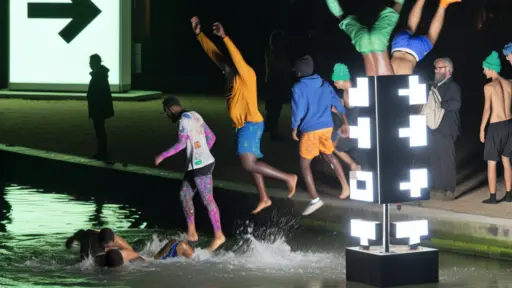 Het Amsterdam Light Festival kreeg een ongeplande wending toen Extinction Rebellion letterlijk de gracht in sprong om te protesteren tegen ING's fossiele financiering.